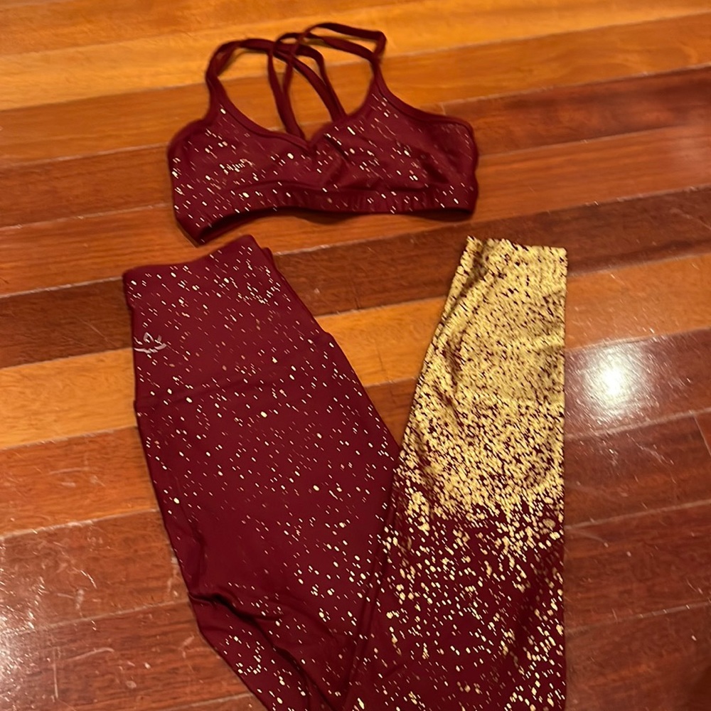 Beyond yoga burgundy with gold alloy work out set size S